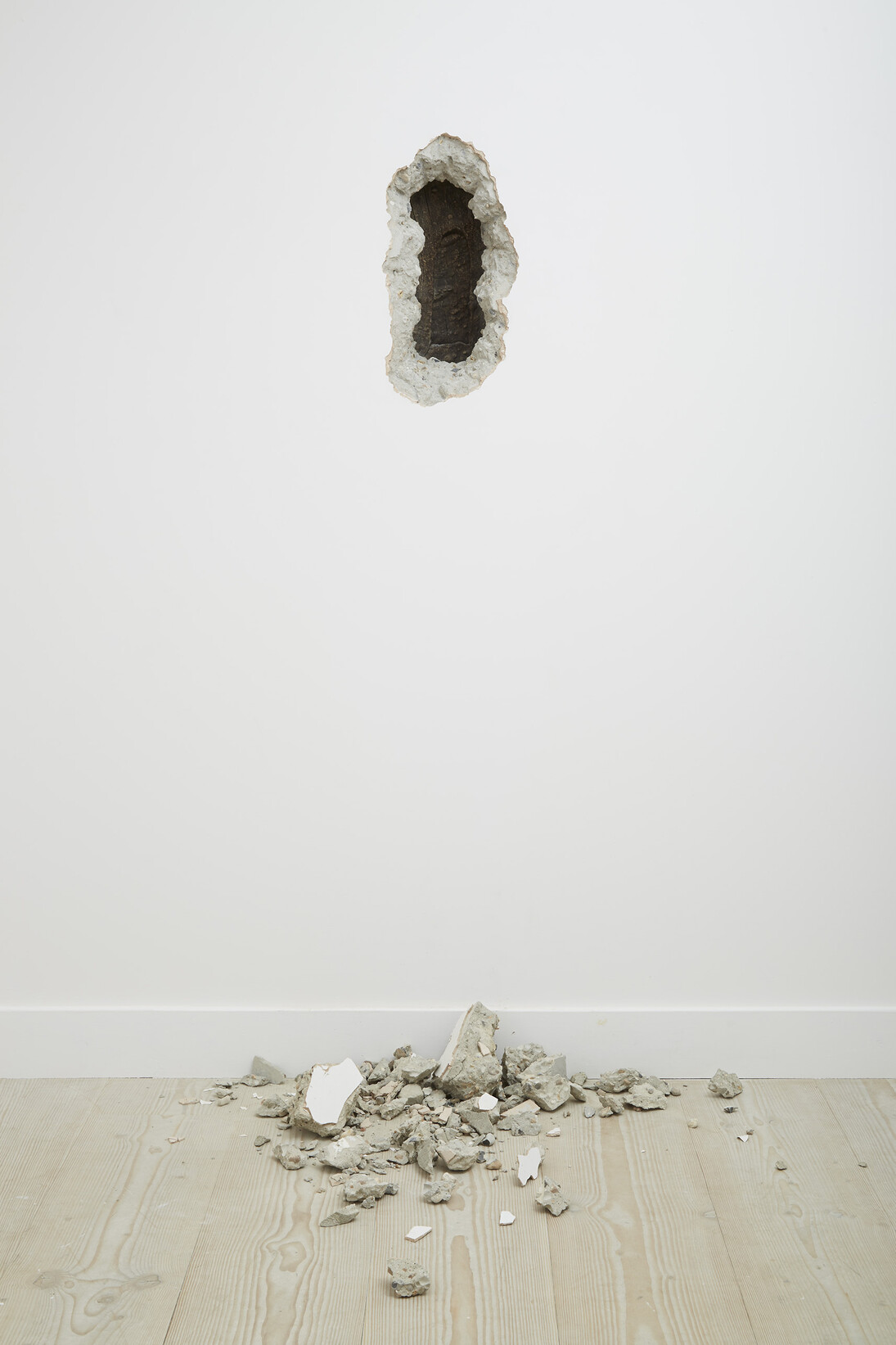 Shan Hur, Forgotten #07 (The Door in the Wall), 2015, concrete, mixed media, 77 x 42 x 29 cm © Shan Hur, 2015, Courtesy: Gazelli Art House, Photography: Benjamin Westoby