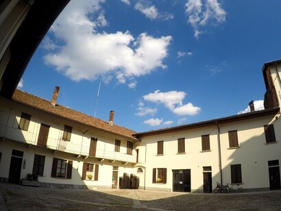 Dominando il centro storico di Binasco, il Castello Visconteo testimonia il ruolo strategico del borgo, attraversato da una fitta rete di canali che conserva ancora oggi l'antico paesaggio idraulico della Bassa Milanese. Lombardia, Italia