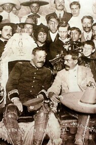 Pancho Villa sentado en la silla presidencial de México