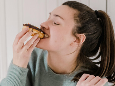 Un donut chaud et sucré, c’est un retour à l’essentiel : la douceur d’un moment savoureux qui ne cherche qu’à rassurer