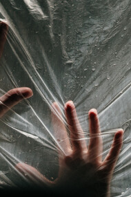 Peur, anxiété et panique. L’individu réduit à la survie et dominé par cette motivation qui se transforme bien vite en idée fixe se sent constamment menacé 
