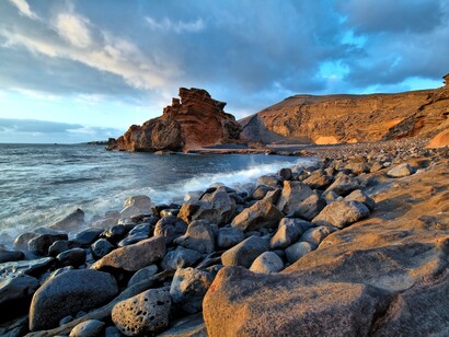 Lanzarote. Playa junto al entorno volcánico