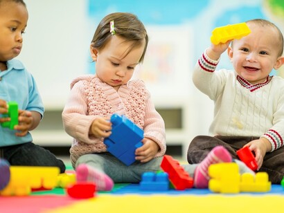 Niños jugando con sus juguetes