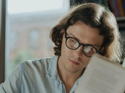 Homem lê. Na literatura brasileira, também podemos encontrar exemplos de contos dramáticos em Artur Azevedo. Os leitores devem se lembrar do antológico conto O plebiscito, que durante anos esteve presente em livros escolares