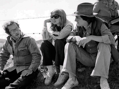 Steven Spielberg, Richard Dreyfuss e Mellinda Dillon nos bastidores da filmagem de “Contaos Imediatos do Terceiro Grau”. O filme-evento daquele verão, que também se tornou um clássico do cinema e ícone da cultura pop ao introduzir o personagem de Indiana Jones