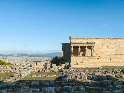 Ruínas em Atenas, Grécia. Em todas as fases históricas gregas, a partir do período homérico, é possível delinear o aprimoramento, e a prática de várias noções, que deveria estar amplamente afinada com as habilidades que cada um dos gregos desempenhava na sociedade para encontrar a harmonia do seu respectivo espaço social e político