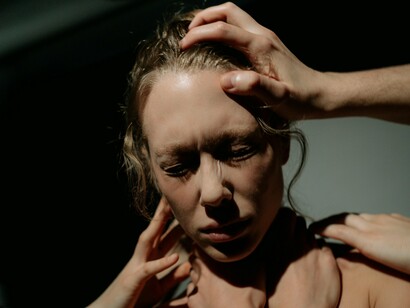 Mulher atormentada. A crise da meia-idade é a prova disso. E para quem pensa que esse tipo de crise é um mito ou apenas mais uma teoria, saiba que ela é real e foi comprovada cientificamente. De acordo com uma publicação da revista Veja, a fase jovem adulta (que se estende até os 40 anos) é marcada por um índice de insatisfação, que atinge seu pico aos 42 anos



