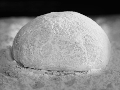 Da New York a Tokyo, la pizza napoletana ha ispirato varianti locali, pur mantenendo la sua autenticità e il suo legame con la città di Napoli. Anche se reinterpretata in diverse culture, l'essenza della pizza napoletana rimane intatta