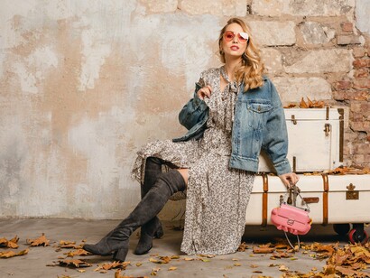 Mas dessa vez o Boho chega com bastante modernidade mais polido do que o seu primeiro ressurgimento, com aplicações de franjas diferentes seguindo uma modelagem moderna e algumas vezes com mais estrutura, modelos de bolsas com camurça e detalhes que lembram os acessórios Boho *vintage* misturando diferentes referências. 