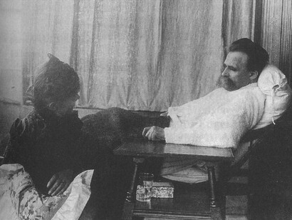 Friedrich Nietzsche. Fotografía de la serie "Der kranke Nietzsche" ("El enfermo Nietzsche") de Hans Olde, entre junio y agosto de 1899. Original en Goethe y Schiller, Archiv Weimar, Alemania