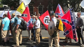 Ultra-direitistas se preparando para entrar no Parque da Emancipação segurando bandeiras nazistas, confederadas e libertárias em Charlottesville, Virgínia, Estado Unidos. Do anti-fascismo à normalização do fascismo. A superioridade da democracia como regime político emergiu com vigor depois da vitória dos aliados sobre o Nazismo. Mesmo as ditaduras, incluindo as europeias do bloco soviético, reivindicaram para si a legitimidade da democracia através dos conceitos de democracia popular e de democracia desenvolvimentista. Organizações fascistas e nazis subsistiram em muitos países, mas na clandestinidade ou semi-clandestinidade, e sempre fora do espectro político