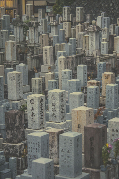 Tumbas en el cementerio de Kioto, Japón. En este país, el duelo se manifiesta a través de ceremonias budistas que pueden extenderse hasta 49 días