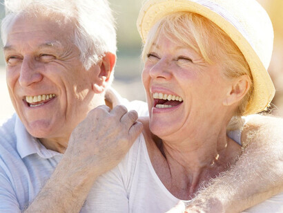 Coppia di anziani in allegria. Accettano l’immagine che lo specchio rimanda loro: la narrazione dettagliata della loro storia scritta sul viso
