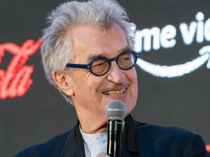 Wim Wenders como Presidente do Júri da Competição Internacional na Cerimônia de Abertura do Festival Internacional de Cinema de Tóquio 2023. O realizador Wim Wenders foi convidado a fazer um documentário para promover o projeto The Tokyo Toilet. Trata-se de uma iniciativa privada que encomendou a 16 *designers* e arquitetos a criação de casas de banho públicas de alta qualidade. A primeira foi inaugurada em 2020 para os Jogos Olímpicos (2021), e hoje são 17 instalações na cidade de Tóquio. Elas refletem a cultura japonesa, e fundem o moderno com o tradicional, cada uma delas com uma identidade própria