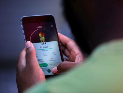 Jugando a Pokemon Go en el móvil