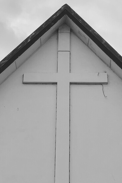 A obra "Igreja do Diabo" reflete a busca por identidade nacional no Brasil e a resistência às imposições culturais da época