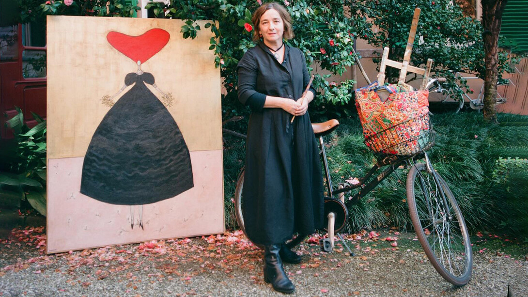 Daniela Meza Sigala. Ciò che colpisce del lavoro di Daniela è la consapevolezza delle sue protagoniste, donne single, che occupano lo spazio, lo difendono e se ne appropriano; femmine dai colori vivaci; come la natura, generano vita, emozioni, che ti prendono per mano e ti fanno sognare spazi sconosciuti, liberatori, totalmente lontani dai canoni delle accademie e dagli stereotipi sociali