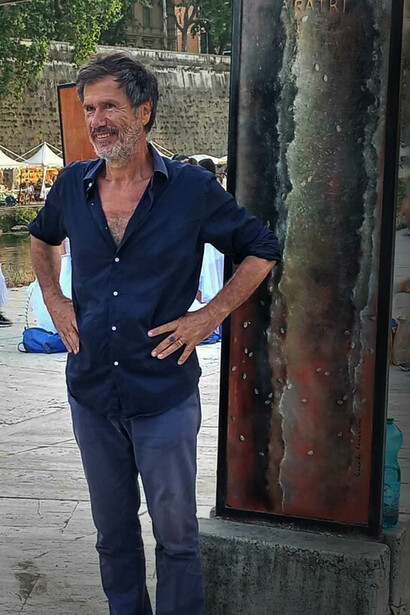 Corrado Veneziano, frente a una de sus estelas de la serie «Las Geórgicas», Isla Tiberina, Roma