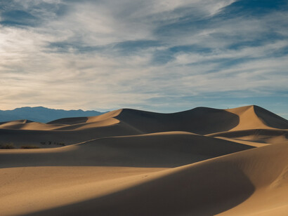 Deserto. La parabola dell’eterno ritorno riempie di corporali potenzialità  
il tentato trionfo del vuoto