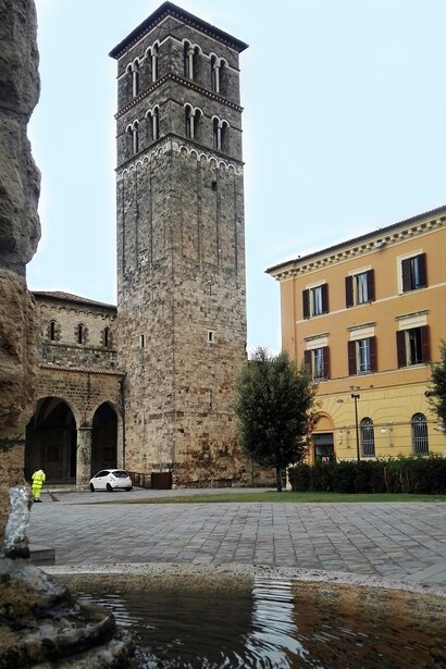 Rieti conserva un affascinante centro storico medievale, con antiche mura, vicoli suggestivi e monumenti che raccontano secoli di storia. Rieti, Italia