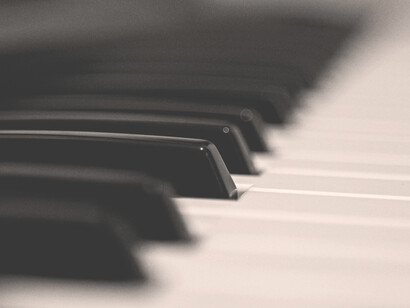Acercamiento a las teclas de un piano