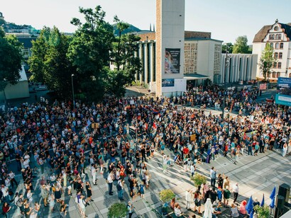 A large demonstration took place in Marburg, Germany, protesting Martin Sellner, leader of the "Identitarian Movement," during his lecture on the contentious topic of "remigration." The event aimed to promote diversity and democracy, rallying against the rise of right-wing extremist ideologies