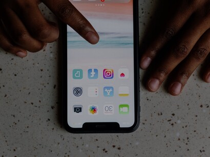 Pessoa utiliza celular para acessar redes sociais