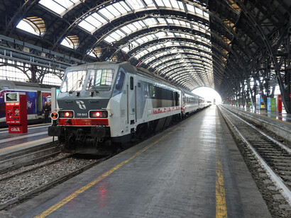 Salí a la calle, rumbo hacia la estación del metro para volver a la estación de trenes y tomar el tren de las 13:20. En el metro pensé en las personas del consulado, en sus trámites, en la persona de 40 años, en las hermanas y en la señora anciana