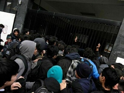 Estudiantes a la entrada del Instituto Nacional