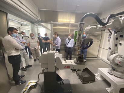 Area Additive Manufacturing della Linea Pilota BI-REX per stampa pezzi 3D e realizzazione pezzi metallici"  oppure 
"Visita aziende nell'area Additive Manufacturing della Linea Pilota BI-REX dedicata a stampa pezzi 3D e realizzazione pezzi metallici (la macchina arancione è per pezzi 3d) 
