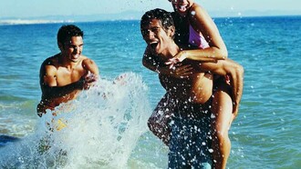 Disfrutando con los amigos en el mar