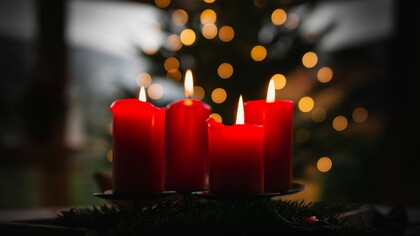 Durante l'Avvento, le chiese e le case vengono addobbate con decorazioni simboliche, come la corona dell'Avvento con quattro candele, una per ogni settimana, che vengono accese progressivamente fino al Natale