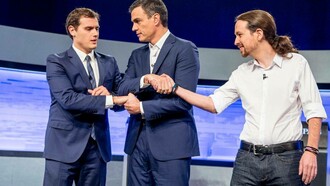 Albert Rivera (Ciudadanos), Pedro Sánchez (PSOE) y Pablo Iglesias (Podemos) con las manos unidas