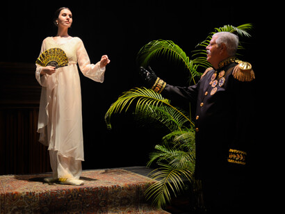 Anakarina Fajardo y Armando Cabrera durante la obra «El Benemérito y La Pavlova» en el teatro del Trasnocho Cultural en Caracas, Venezuela