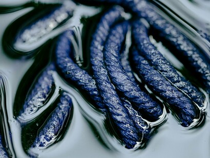 Tecido em processo de tingimento artesanal. Uma das inovações mais promissoras é o tingimento com dióxido de carbono supercrítico. Esta tecnologia, desenvolvida por empresas como a holandesa DyeCoo, utiliza CO2 reciclado sob alta pressão e temperatura como meio de transporte para os corantes. O resultado? Um processo completamente isento de água






