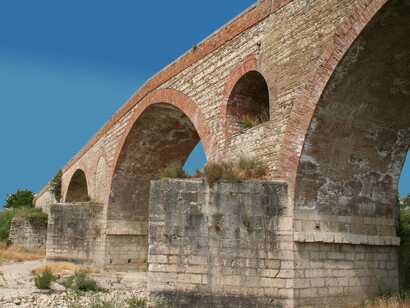Il Ponte Valentino, un tempo attraversato dalla via Traiana nei pressi della chiesa di San Valentino, conserva resti medievali visibili nonostante il degrado e l’abbandono attuali, Benevento, Italia