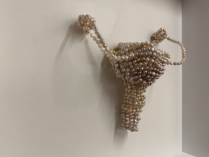 Uterus, scultura in perle di fiume, cm 60x60, 2016