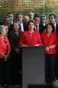 Após o impeachment, a ex-presidenta Dilma Rousseff faz pronunciamento no Palácio da Alvorada. Para entender a Direita brasileira, temos de voltar ao surgimento de tudo. Esse campo político nasceu em 2016 com impeachmeant da senhora presidente Dilma Vana Rousseff. Havia um desgaste de toda a agenda da esquerda brasileira na época e um questionamento sério ligado ao sistema político e os casos e casinhos de corrupção daquela época