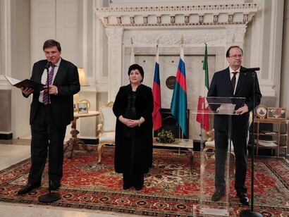 Sonia Brito Sandoval tra Mikhail Rossinsky e l'Ambasciatore Alexej Paramonov