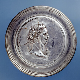 Specchio con ritratto di Domiziano firmato da Euporos, Karslruhe, Badisches Landesmuseum inv. 68/40, argento: Badisches Landesmuseum Karlsruhe (foto Thomas Goldschmidt)