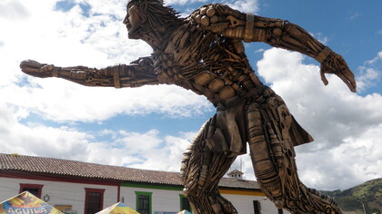 Estatua de indígena practicando el tejo en el municipio de Turmequé, Boyacá, Colombia