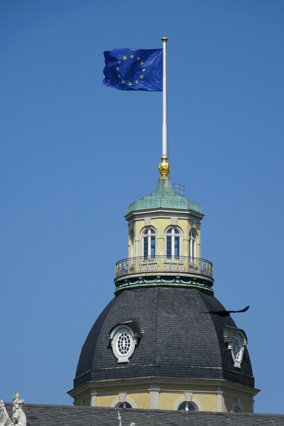 Sí, asesorado por la nueva inteligencia emergente en el Partido Republicano, Donald Trump puede fanfarronear cuanto quiera y burlarse de sus aliados europeos. Porque el señor Presidente sabe que esos mandatarios no son otra cosa que unos conejillos de Indias divididos y asustados, incapaces de resistir y de dar una respuesta unitaria. En conmemoración del Día de Europa, 9 de mayo 2025, la bandera europea ondea en la torre del Palacio de Karlsruhe, Alemania