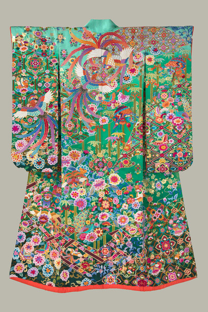 Uchikake with phoenixes, Chinese-style flowers, and treasures on green-shaded ground using Sagara embroidery © Pola Orbis Holdings, Inc.