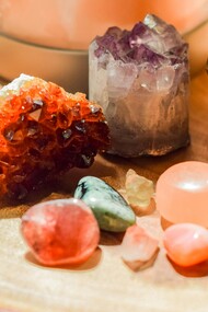 I cristalli vengono utilizzati in cristalloterapia per riequilibrare le energie del corpo, della mente e dello spirito attraverso le loro vibrazioni naturali 