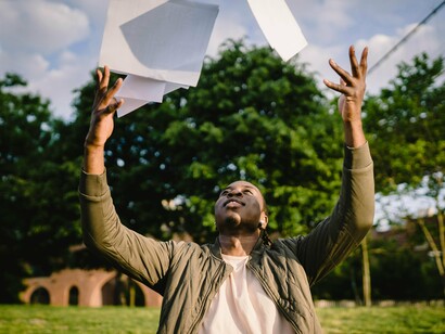 Eu decidi que de agora em diante não quero decidir mais nada, só aproveitar a vida realizando meus sonhos, sei que nem todos serão realizados, mas não fico procurando os porquês, eles já não me interessam, me interessa o que é possível fazer e assim vou fazendo, criando meus textos, pintando minhas telas e sendo feliz. Se há uma resposta padrão nessa vida, ela é: “seja feliz e dane-se o resto!”, mas cuidado com o que você chama de felicidade, viu, ela não é tão plena assim, tem suas tristezas também!



