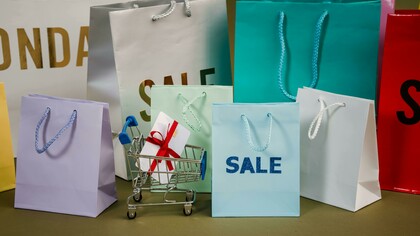 Sacolas de compras promocionais representando o consumismo. Anualmente, doze milhões de toneladas de roupas são descartados nos aterros espalhados pelo mundo. Em solo lusitano, conforme os dados divulgados pela Agência Portuguesa do Ambiente, cerca de duzentas mil toneladas de resíduos têxteis são geridos e processados com um alto custo financeiro