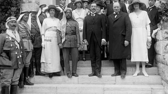 Winston Churchill con su esposa en la recepción de la Casa de Gobierno el 28 de marzo de 1921 en Jerusalén, Palestina. A la izquierda de Churchill están Abd Allah ibn Husayn, entonces conocido como emir de Transjordania (posteriormente rey Abdalá de Jordania) y Sir Herbert Samuel 