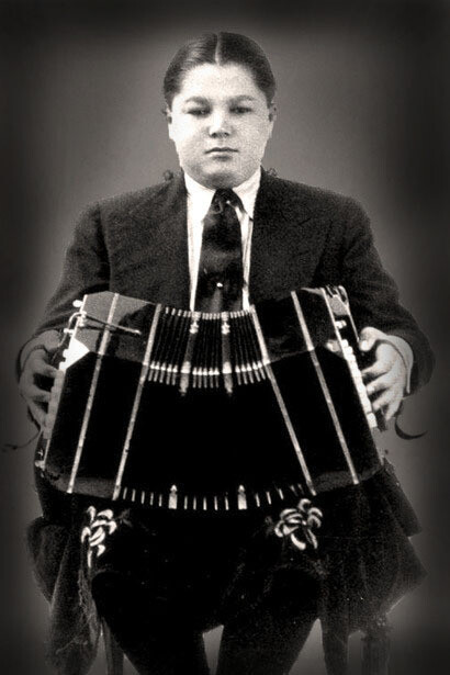 Aníbal Troilo de niño con su bandoneón