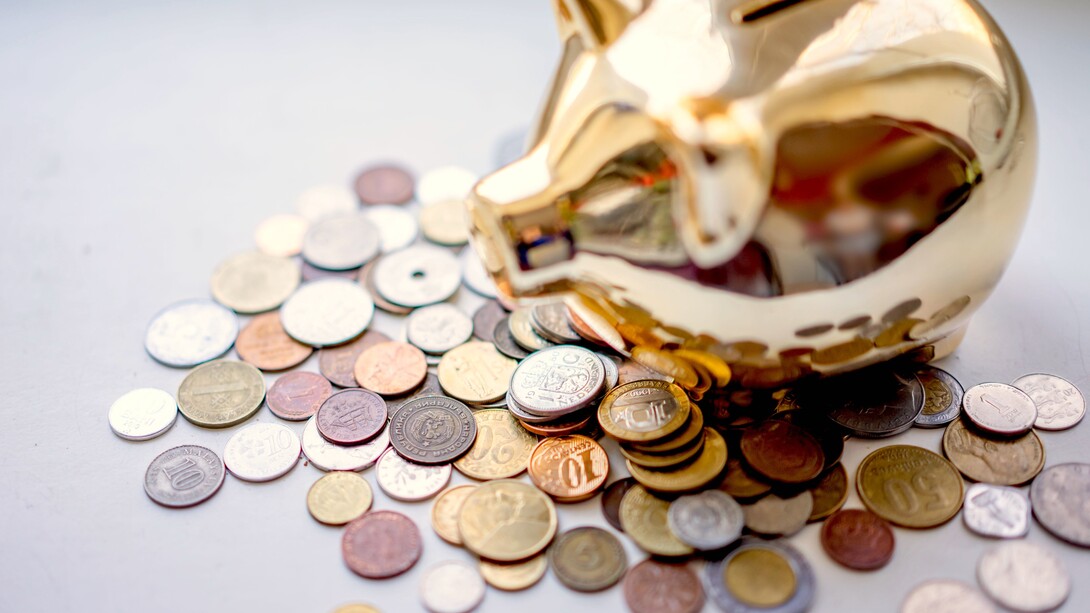 Moedas e um cofre de porquinho