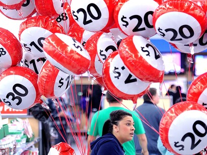 Los clientes avanzan entre los carteles de oferta de un centro comercial